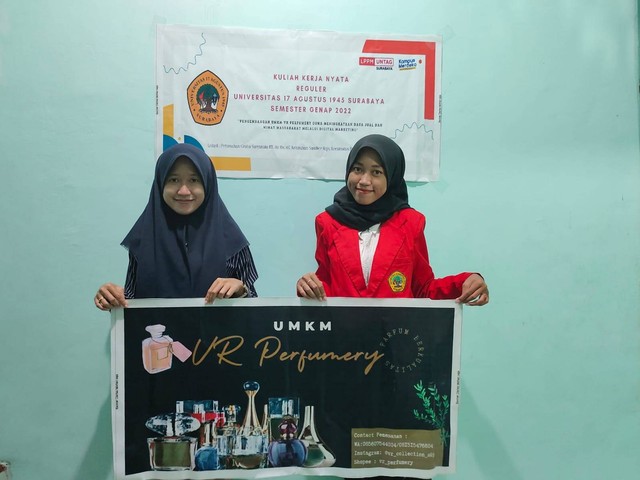 Mahasiswa UNTAG Surabaya Membantu UMKM VR Perfumery Dalam Mengembangkan Usahanya Melalui Digital Marketing.