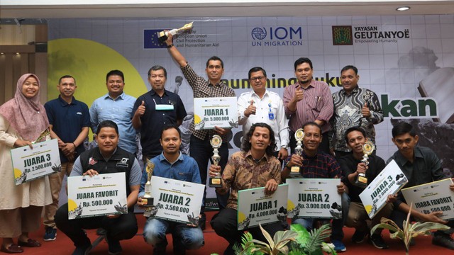 Penyerahan hadiah untuk para pemenang lomba tulis dan fotografi tentang pengungsi luar negeri, yang dirangkai dengan peluncuran buku. Foto: Taufik Ar-Rifai
