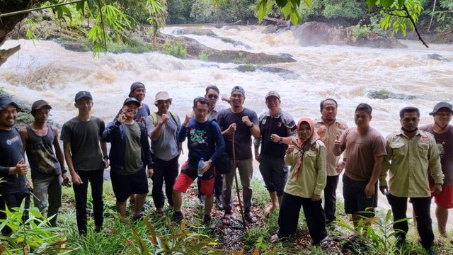 Foto : Ketua Komisi B DPRD Kobar Alman Riansyah bersama rombongan saat meninjau lokasi wisata Riam Uak, di Desa Panahan, Kecamatan Arut Utara.