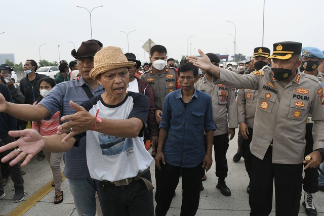 Polisi melakukan persuasi kepada sejumlah warga yang melakukan pemblokiran Tol Cimanggis-Cibitung saat berunjuk rasa di Jatikarya, Bekasi, Jawa Barat, Rabu (29/6/2022).  Foto: Fakhri Hermansyah/ANTARA FOTO