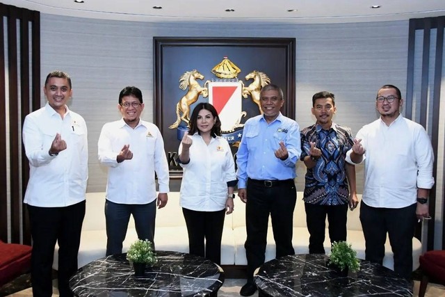 Penandatanganan MoU Kadin Indonesia dengan Ikatan Ahli Geologi Indonesia (IAGI) dan Perhimpunan Ahli Pertambangan Indonesia (PERHAPI) dalam rangka meningkatkan kualitas SDM di sektor minerba, Rabu (29/6/2022). Foto: KADIN