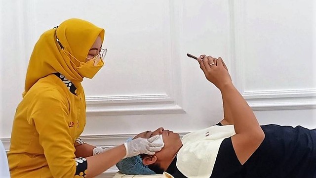 {engunjung pria menikmati layanan perawatan wajah di Klinik Kecantikan Derma 9 Solo, Rabu (29/06/2022). FOTO: Agung Santoso