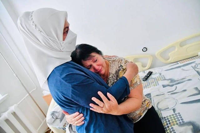 Ibu Negara Iriana Jokowi menyerahkan bantuan kemanusiaan secara simbolis berupa obat-obatan kepada rumah sakit di Kiev. Foto: Instagram/@Jokowi