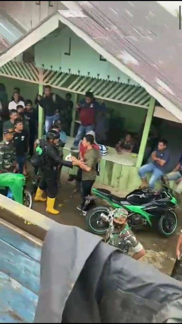 Kabid Humas Polda Aceh menyampaikan situasi pasca pengadangan saat penindakan terhadap pelaku tambang ilegal (illegal mining) di Jalan Geumpang-Meulaboh, KM 18, Kabupaten Pidie, sudah kondusif. Foto: tangkapan layar video warga