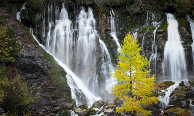 Harga Tiket Masuk Air Terjun Lider, Foto: Unsplash/Ruedi Haberli.