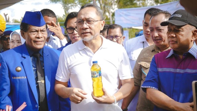 Menteri Perdagangan (Mendag) Zulkifli Hasan menunjukkan minyak goreng curah yang dikemas warga dengan botol di Kabupaten Donggala, Sulawesi Tengah pada Rabu (29/6/2022). Foto: Mendag