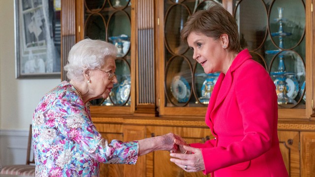Ratu Elizabeth II bertemu Menteri Pertama Skotlandia Nicola Sturgeon selama audiensi di Istana Holyroodhouse, di Edinburgh, Skotlandia, Inggris, Rabu (29/6/2022). Foto: Jane Barlow/Pool via REUTERS
