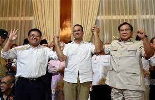 Foto: Prabowo mendeklarasikan kemenangan pasangan Anies Baswedan dan Sandiaga Uno di Rumah Kertanegara, Jakarta Selatan, 2017