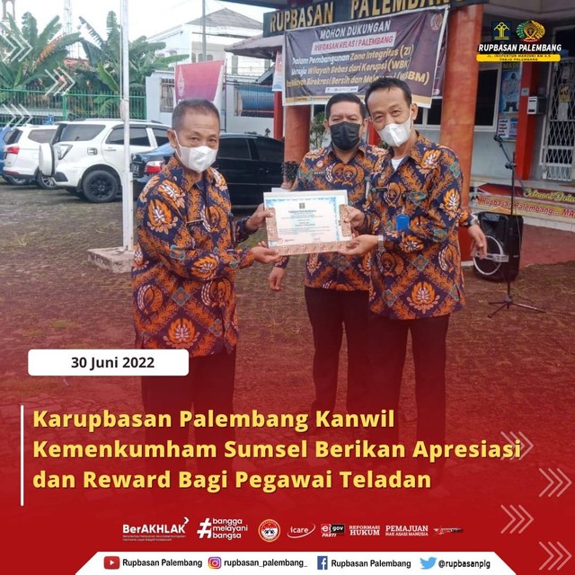 Kepala Rupbasan Palembang, Parulian Hutabarat memberikan sertifikat penghargaan pegawai teladan triwulan II T.A 2022
