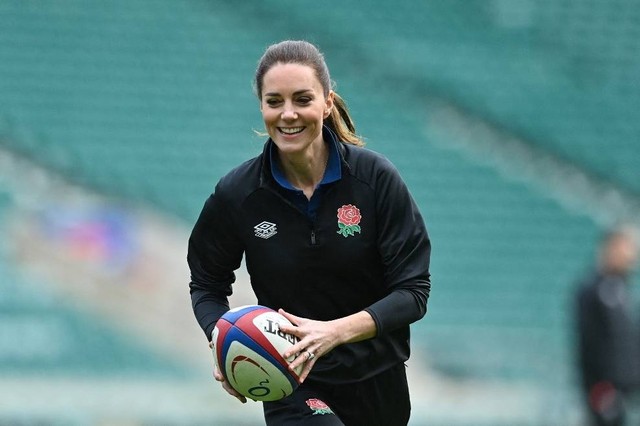 Kate Middleton berlari saat sesi latihan tim rugby Inggris di Stadion Twickenham, di London, Inggris pada Rabu (2/2/2022). Foto: Justin Tallis/AFP