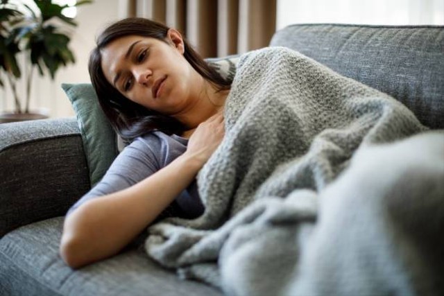 Ilustrasi seorang wanita yang mengalami gejala leukosit tinggi merasa badan lemas, pusing, dan demam. Foto: Pixabay