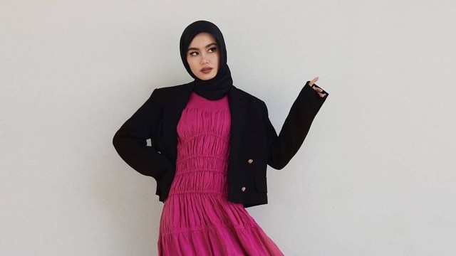 Ilustrasi outfit hijab dengan warna candy pink. Foto: Instagram.com/sashfir
