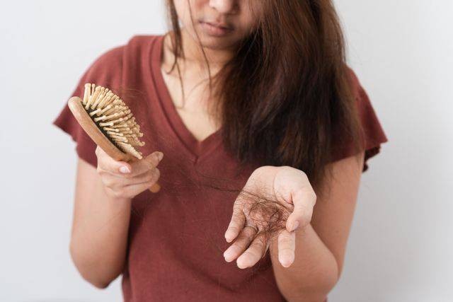 Ilustrasi permasalahan rambut berupa ketombe dan rambut rontok yang meresahkan. Foto: Unsplash