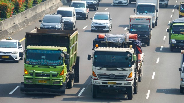 Sejumlah kendaraan melaju di kawasan jalan tol Jagorawi, Jakarta Timur pada Kamis (30/6/2022). Foto: Iqbal Firdaus/kumparan