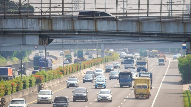 Sejumlah kendaraan melaju di kawasan jalan tol Jagorawi, Jakarta Timur pada Kamis (30/6/2022). Foto: Iqbal Firdaus/kumparan