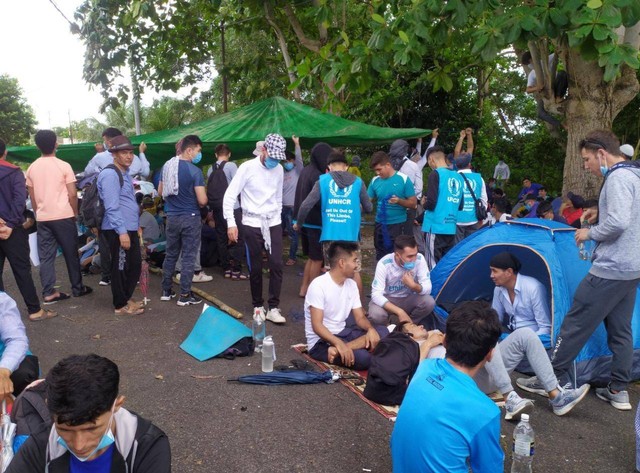 Ratusan pengungsi mendirikan tenda saat berunjuk rasa di depan Kantor UNHCR Tanjungpinang. (Foto: Elf/Batamnews)