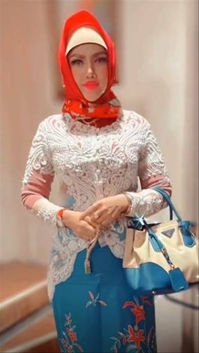 Barbie Kumalasari tampil berhijab. Foto: Instagram/@barbiekumalasari