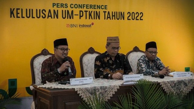 Ketua PMB PTKIN 2022 Prof Imam Taufiq (tengah) dalam jumpa pers di UIN Walisongo.  Foto: Dok. Istimewa