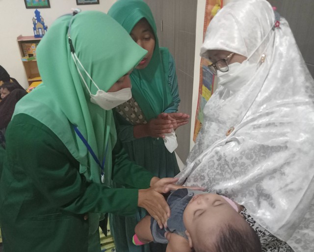Terapi pijat pada bayi. Foto-foto: Masruroh/Basra