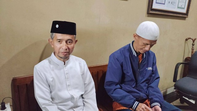 Pengasuh Pondok Pesantren di Depok yang diduga santrinya dicabuli, Ahmad Riyadh Muchtar (kiri). Foto: Dok. Istimewa