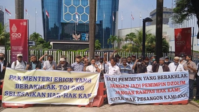 Eks Karyawan PT Merpati Nusantara Airlines (PT.MNA) melakukan unjuk rasa menuntut Menteri BUMN membayar pesangon di Kementerian BUMN, Kamis (30/6). Foto: Dok. Istimewa