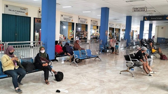 Calon penumpang menunggu bus di Terminal Tirtonadi, Solo. FOTO: Agung Santoso