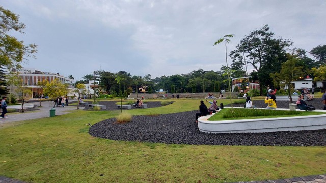 Tempat makan di Taman Budaya Sentul. Foto: Azalia Amadea/kumparan