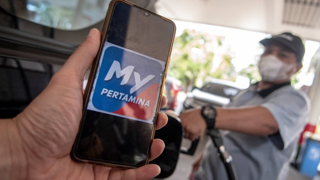 Warga menunjukan aplikasi MyPertamina saat mengisi bahan bakar pertalite di SPBU Pertamina Abdul Muis, Jakarta, Rabu (29/6/2022). Foto: Muhammad Adimaja/ANTARA FOTO