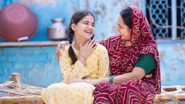 Ilustrasi ibu di India yang sedang berbicara dengan anaknya. Foto: stockpexel/Shutterstock