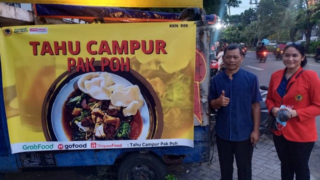 Dokumentasi kegiatan memasang banner usaha Tahu Campur Pak Poh. Sumber: Dokumentasi Pribadi