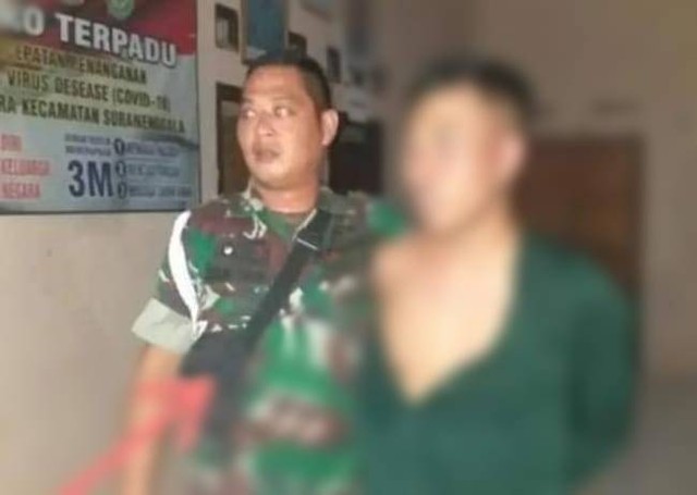 Petugas mengamankan TNI gadungan yang menipu seorang wanita hingga tunangan.(Juan)