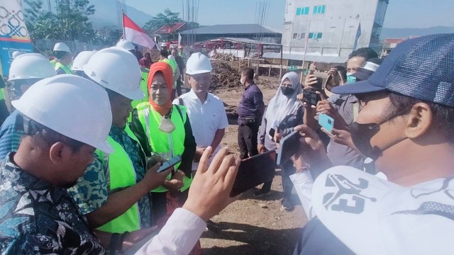 Bupati Brebes Idza Priyanti meminta kepada pihak rekanan pelaksana proyek pembangunan Pasar Seng Bumiayu untuk menggunakan jasa pawang hujan.