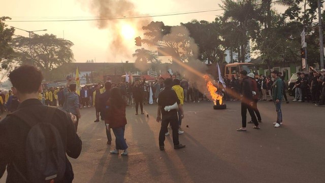 Mahasiswa dari berbagai universitas yang tolak RKUHP di Kota Bandung terus berlanjut dengan bakar ban di pertigaan Jalan Surapati dan Jalan Sentot Alibasyah, Kamis (30/6/2022). Foto: Rachmadi Rasyad/kumparan