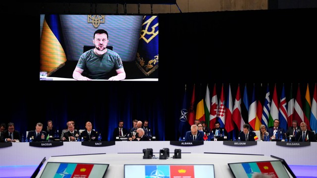 Presiden Ukraina Volodymyr Zelensky berbicara kepada para pemimpin melalui layar video selama pertemuan meja bundar pada pertemuan puncak NATO di Madrid, Spanyol, Rabu (29/6/2022). Foto: Manu Fernandez/AP Photo