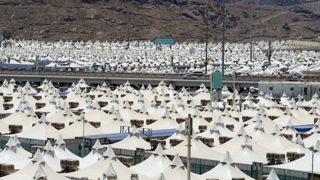 Tenda-tenda jemaah haji di Mina, Mekkah, Arab Saudi, Kamis (30/06/2022). Foto: Dok. MCH 2022