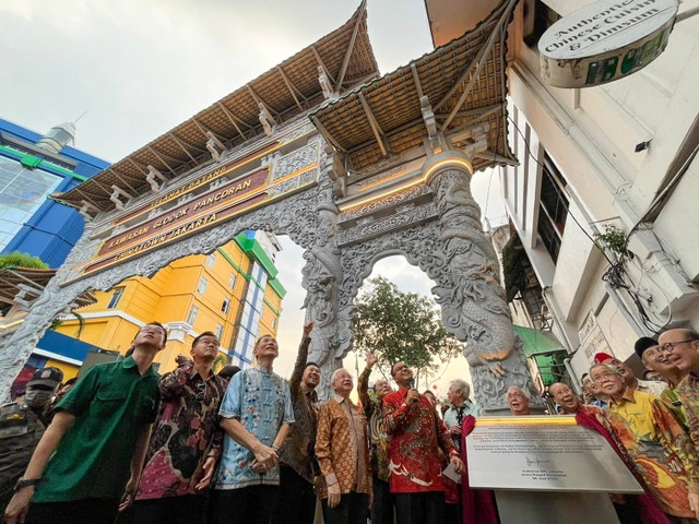 Gubernur DKI Jakarta Anies Rasyid Baswedan meresmikan Gapura Chinatown, Kamis (30/6). Foto: Haya Syahira/kumparan