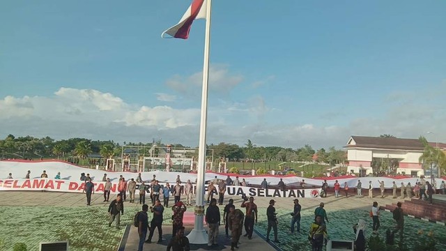 Bendera Merah Putih 75 meter di kantor Bupati Merauke sambut pengesahan Provinsi Papua Selatan. (BumiPapua.com/Abdel Syah)   