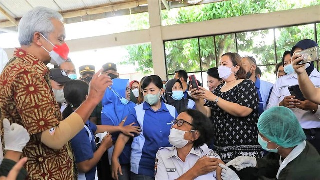 Karyawati PT Batik Arjuna Cemerlang, Sukoharjo berbincang dengan Gubernur Jateng, Ganjar Pranowo, Kamis (30/6/2022). FOTO: Agung Santoso