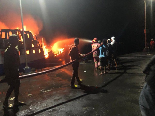 Proses pemadaman api oleh petugas, masyarakat, kru kapal, dibantu anggota TNI-Polri. Foto: Istimewa