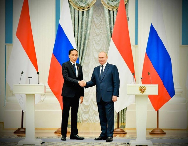 Presiden RI Jokowi dan Presiden Rusia Vladimir Putin di Istana Kremlin, Rusia, pada Kamis (30/6).  Foto: Laily Rachev/Biro Pers Sekretariat Presiden