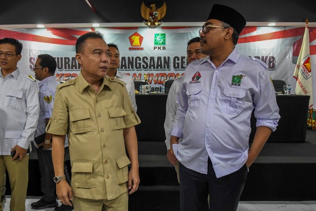 Ketua Harian DPP Partai Gerindra Sufmi Dasco Ahmad (kiri) berbincang dengan Wakil Ketua Umum bidang Pemenangan Pemilu PKB Jazilul Fawaid (kanan) usai melakukan pertemuan di Jakarta, Kamis (30/6/2022). Foto: Galih Pradipta/Antara Foto