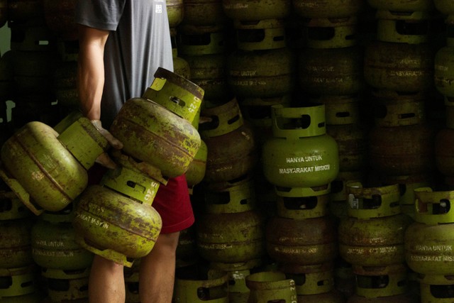 Karyawan membongkar muat tabung gas Elpiji 3 kg di sebuah agen di Mampang Prapatan, Jakarta, Kamis (30/6/2022). Foto: Subur Atmamihardja/Antara Foto