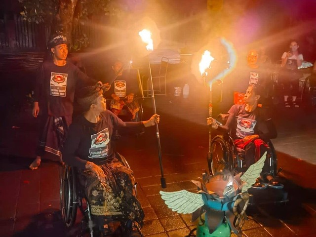 Warga Disabilitas dari Yayasan Cahaya Mutiara Ubud saat menampilkan Fire Dance - IST