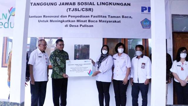 General Manager PLN Suluttenggo, Leo Basuki menyerahkan bantuan secara simbolis untuk pengelola Taman Baca Desa Pulisan.