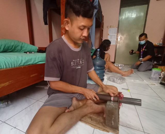 Pembuatan gelang haji di Asrama Haji Embarkasi Surabaya. Foto-foto: Masruroh/Basra