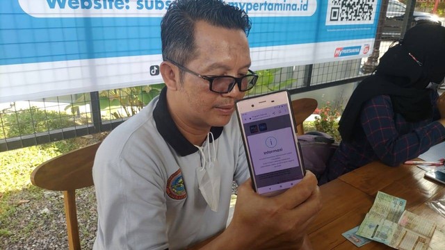 Ari Agus (53) salah seorang warga ditemui di SPBU Giwangan, Kota Yogyakarta mengaku kesulitan mendaftar di website MyPertamina Jumat (1/7/2022). Foto: Arfiansyah Panji Purnandaru/kumparan