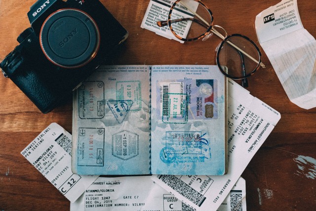 kelebihan e paspor daripada paspor biasa. sumber foto : unsplash/converkit.