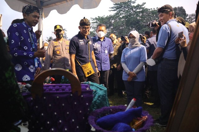 Menteri Parekraf/Baparekraf Sandiaga Salahuddin Uno saat berkunjung ke Desa Wisata Semen. Foto: Dok. Kemenparekraf/Baparekraf
