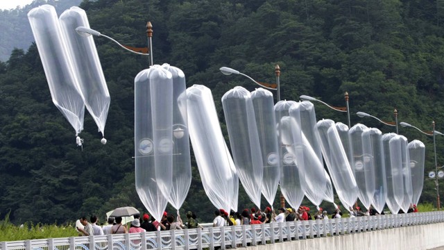 Aktivis konservatif Korea Selatan meluncurkan balon yang membawa selebaran yang mencela pemimpin Korea Utara Kim Jong Il selama rapat umum di Hwacheon, Korea Selatan. Foto: AP Photo/Ahn Young-joon