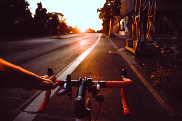 Ilustrasi mimpi naik sepeda. Foto: Unsplash